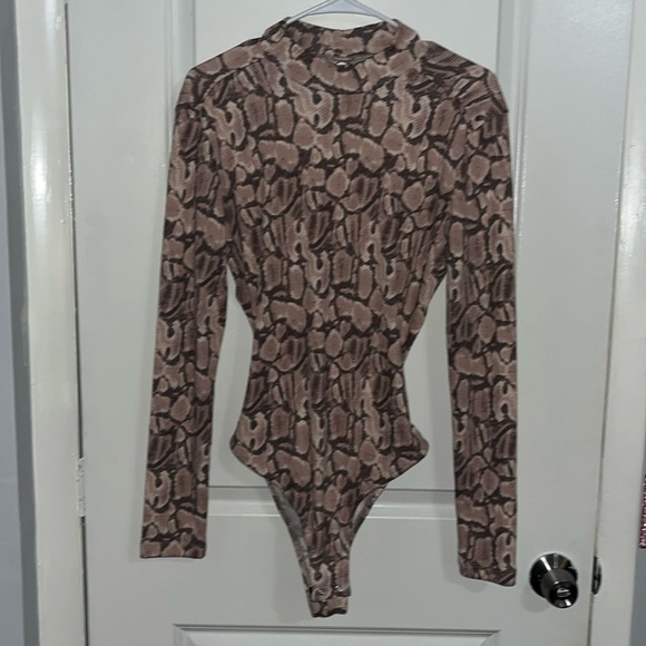 Rue 21 backless long sleeve mock turtleneck shirt w/ chain along the back size L - Picture 2 of 4